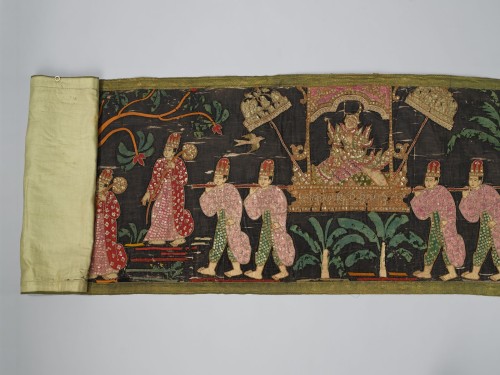 Wandkleed uit Burma met gedragen figuur met twaalf figuren waarvan één ruiter, in boomlandschap